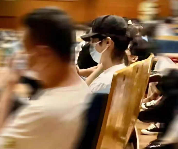 章子怡|群星现身北京看话剧，章子怡刘昊然低调赶场，周冬雨现身白到发光