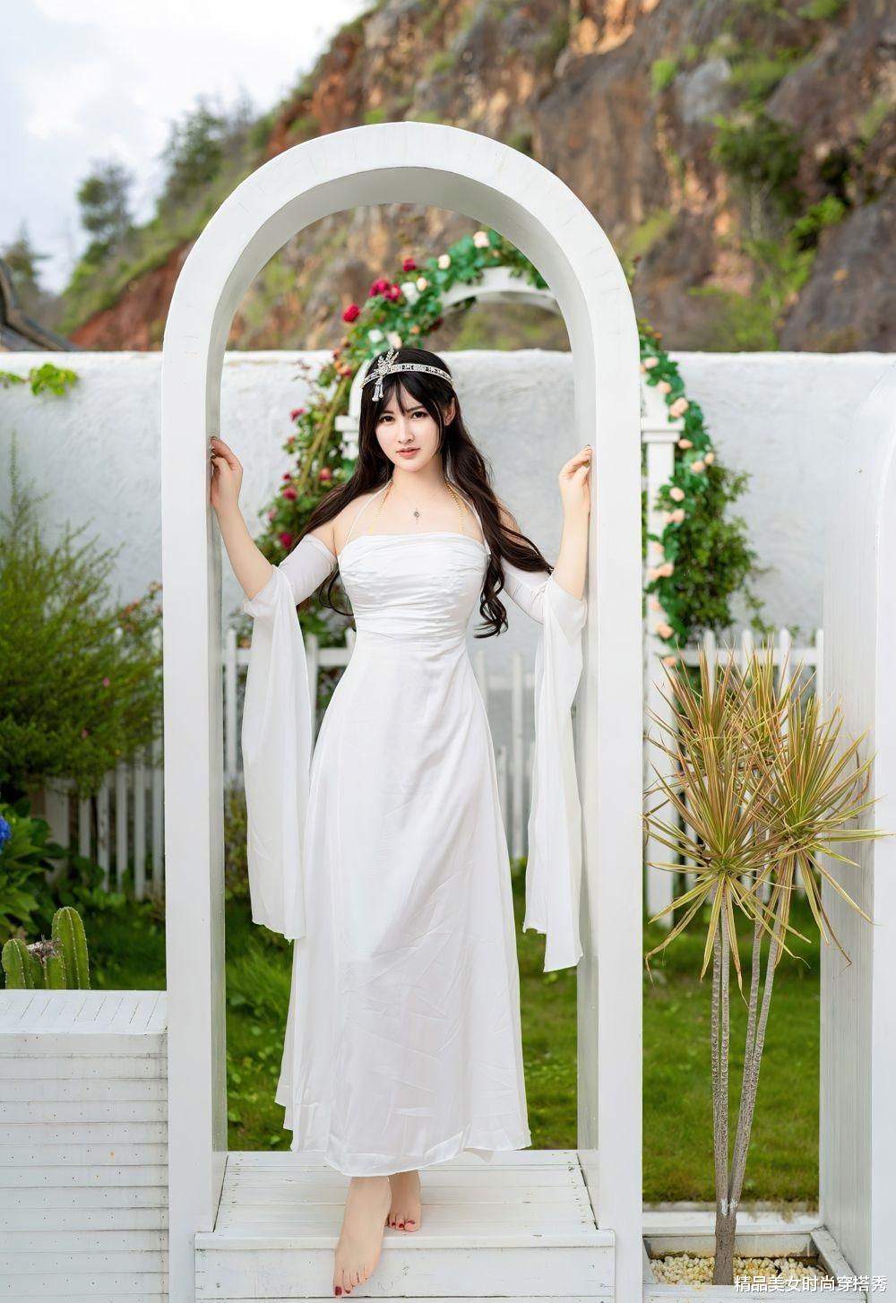 初恋般美好的白色连衣裙，简单的版型却不失浪漫感