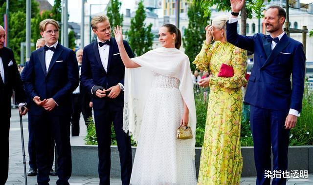 王冠|挪威公主穿礼服着绶带，戴宝诗龙百年珍珠王冠，开心庆祝成年礼