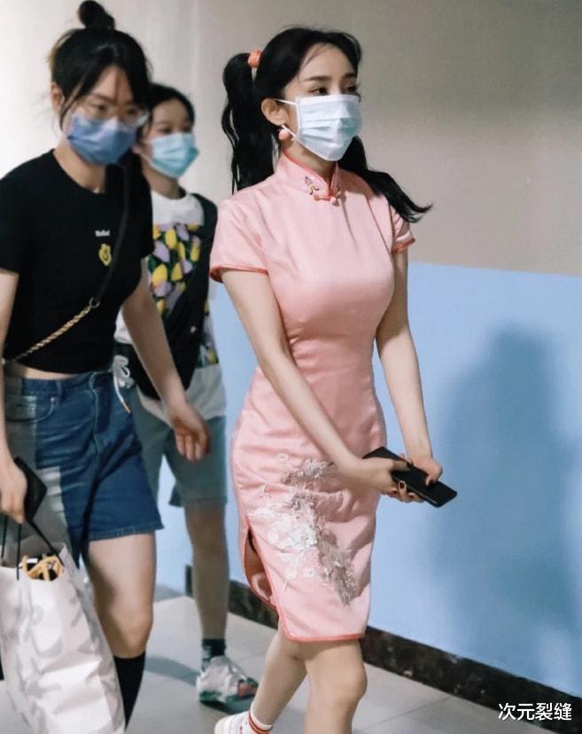 杨幂|有一种“差距”叫张雨绮与杨幂！同穿旗袍，“号”却差了好几个