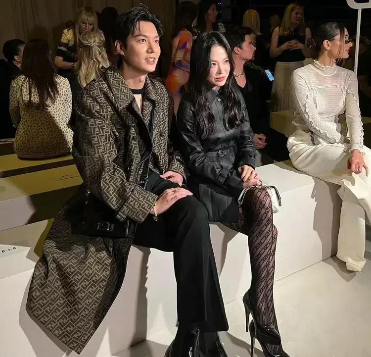宋慧乔 宋慧乔李敏镐同框看秀！乔妹长发黑丝没精神头，面目愁容经历了啥？老太多