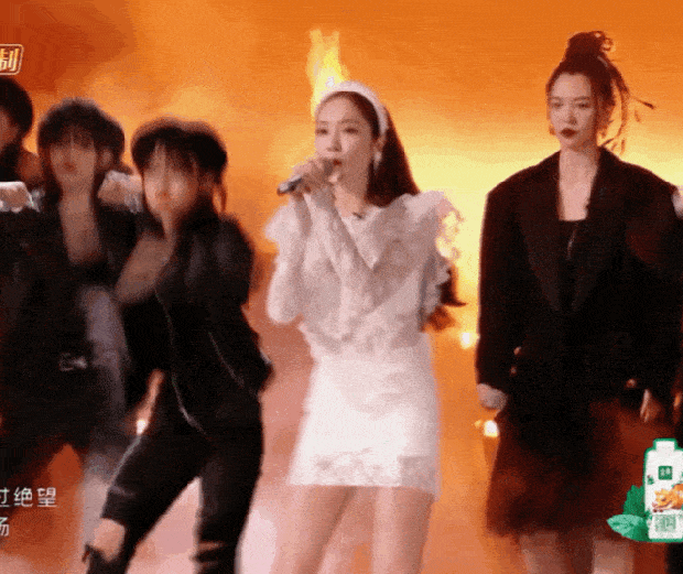 郑秀妍|郑秀妍唱《孤勇者》爆发力超强 穿白裙犹如公主