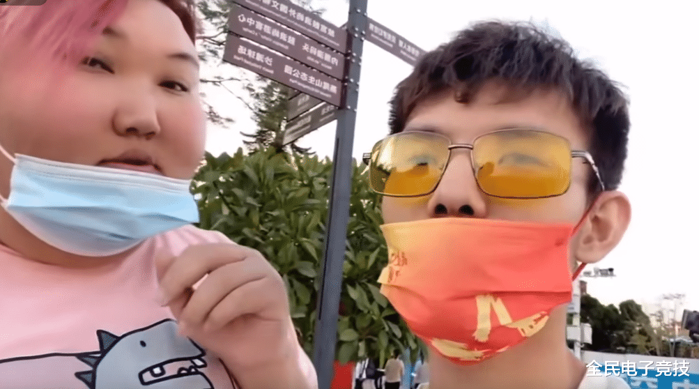 张嘉文偶遇女粉,被要求合照,还要上了微信,好兄弟出息了
