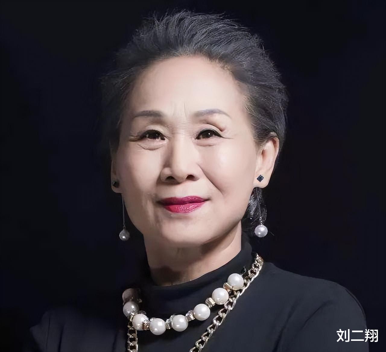 穿衣搭配 “百亿老太”苇青：扮丑卖惨只是表象，穿衣大方不俗气才是真优雅