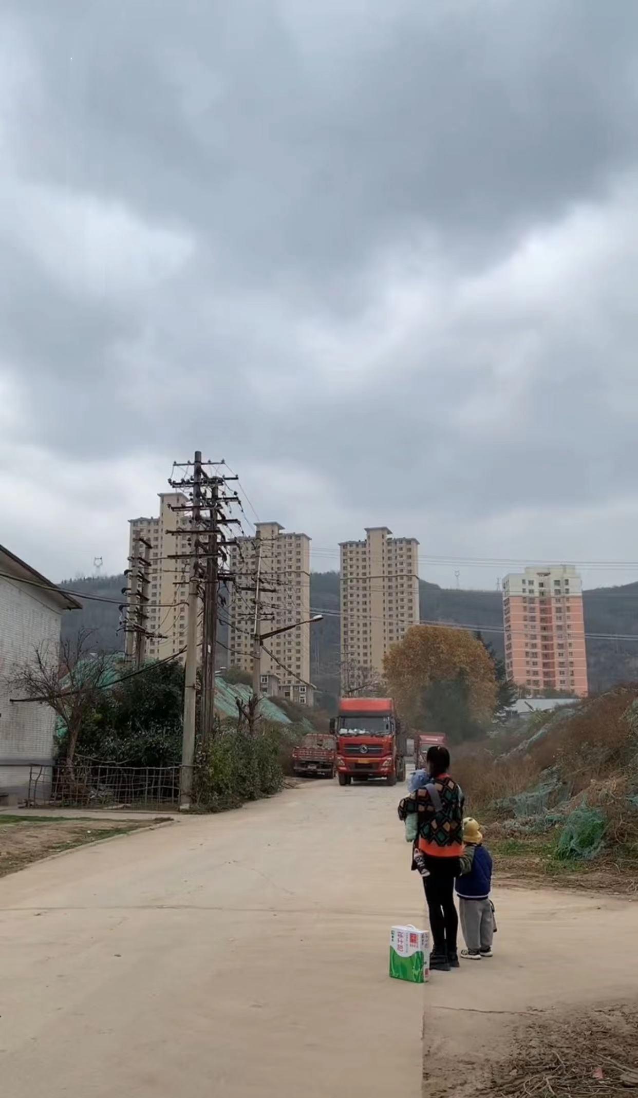 老公开车路过家门口，妻子的行动令人泪目：只想让孩子看他一眼