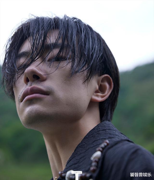 易烊千玺|千玺久违晒大片,胡子拉碴玩怼脸杀,00后小鲜肉已成狂野熟男