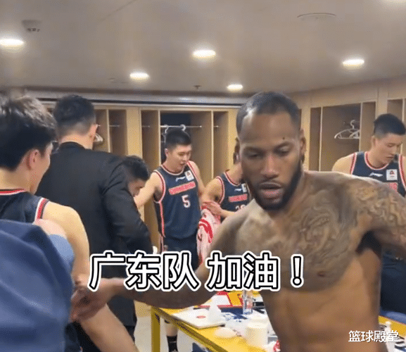 广东省|广东晋级八强更衣室！杜锋复盘，全员专注+加油鼓劲，汤杰却低头
