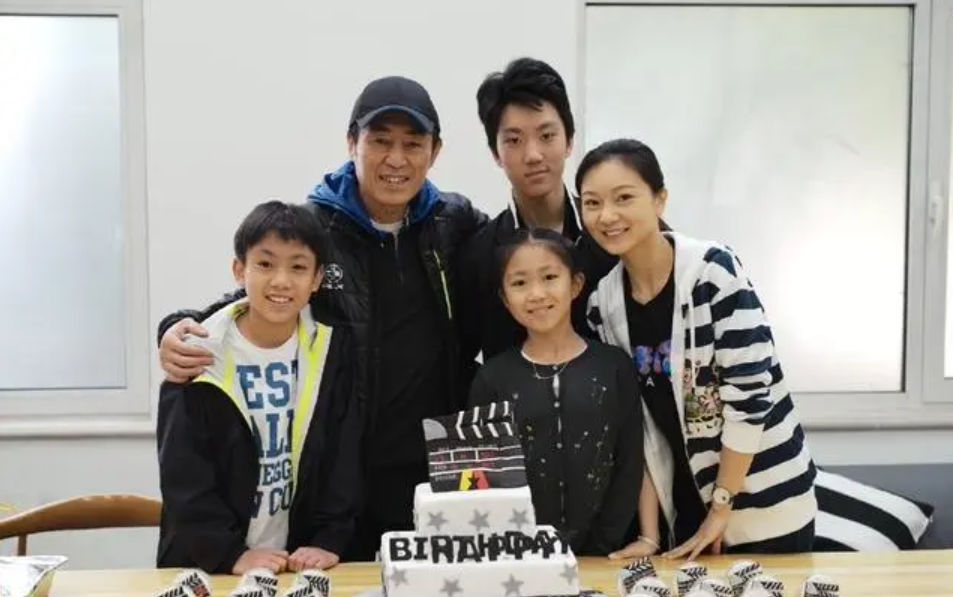 张艺谋|72岁张艺谋亲自开车上下班,员工队列欢迎,女助理颜值不输女明星