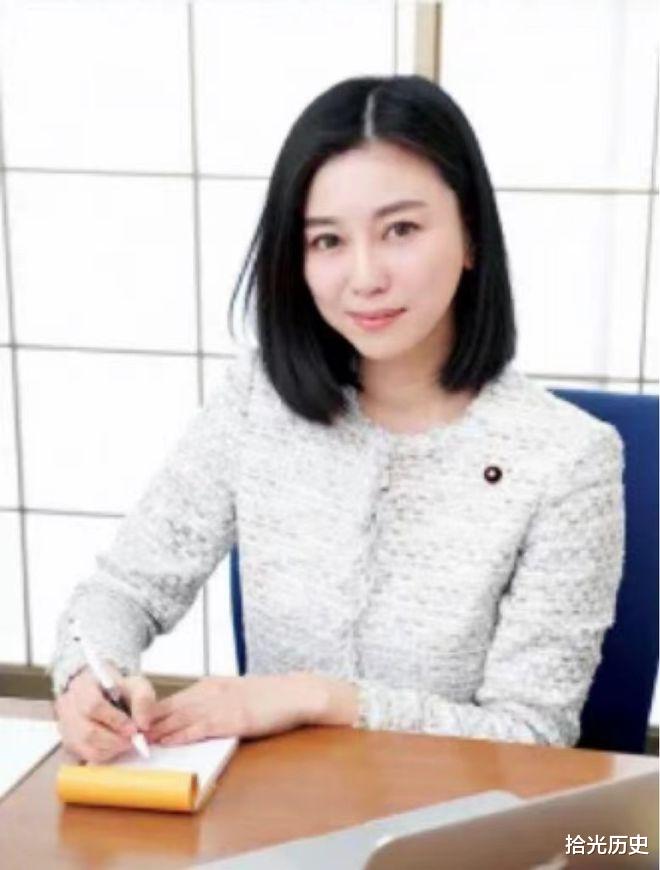 一名聋哑姑娘在服装店行窃被老板抓到,因为一张纸条她逆袭了人生