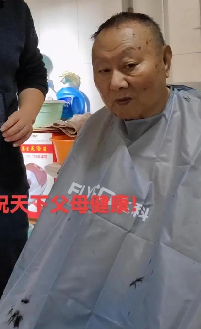 邵峰|演员邵峰亲自为老爸理发!父子二人共用一张脸,爸爸曾因新冠病重