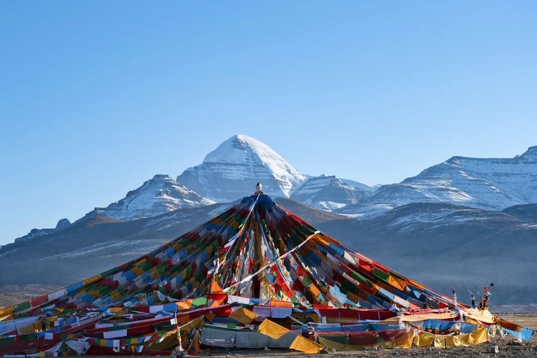 西藏|一座高原，一个西藏。两扇庙门，三千佛唱。五百山水，六个磨房。九个远方，十万边疆，我和世界只有一个西藏。