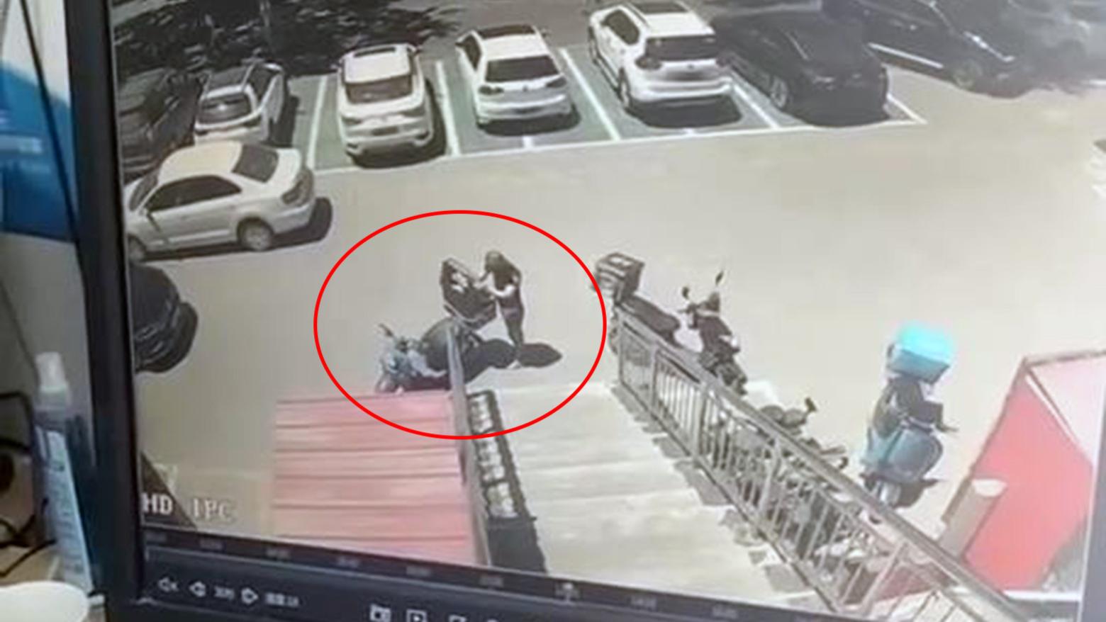 保定小哥外卖总是丢，查看监控发现元凶