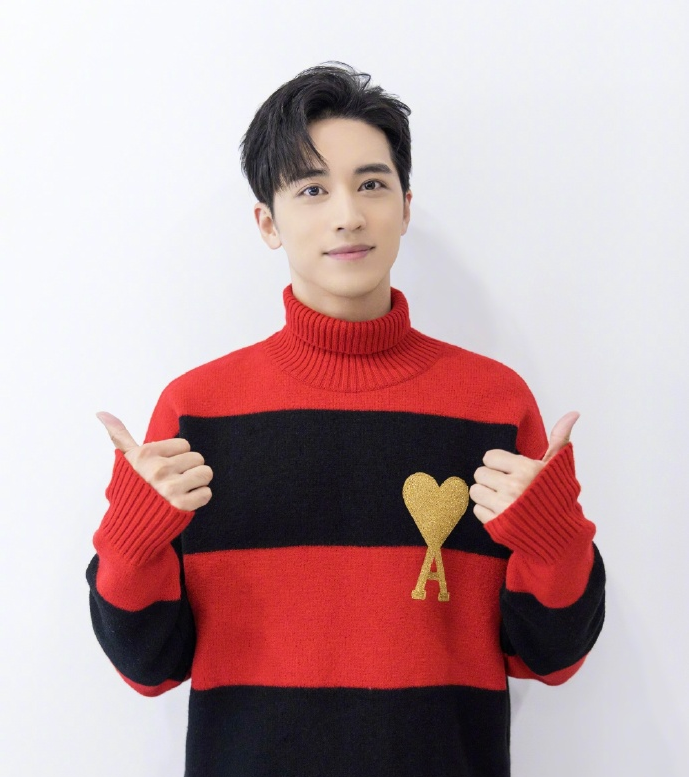 许魏洲|许魏洲官宣结婚后首现身,一身迷彩心情大好,老婆低调快步离开