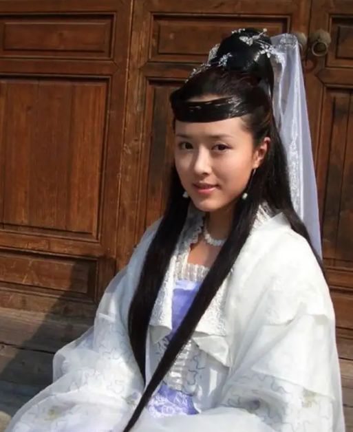 颜丹晨|演员颜丹晨官宣产子，首次曝光老公近照，孟浩强抱儿子笑容灿烂