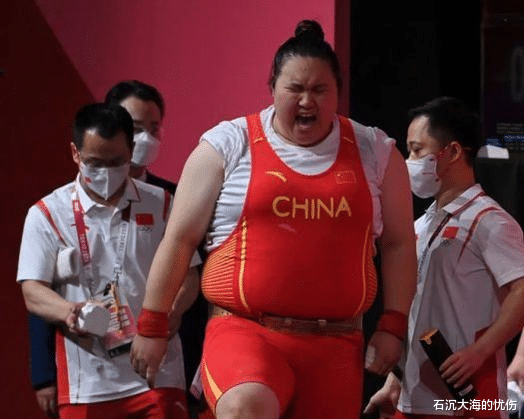 美国队|美国变性选手夺冠引争议！外形与男生无异，姑娘们领奖时将其孤立