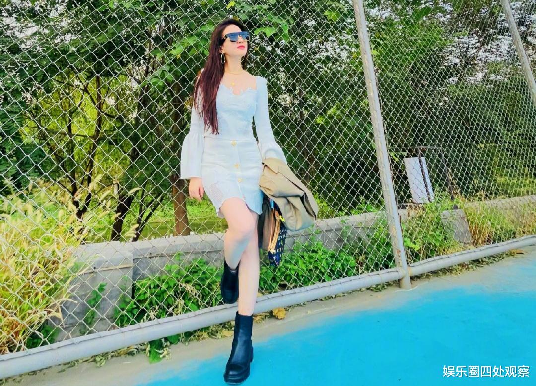 刘亦菲|刘亦菲夏国庆假期遛狗游玩，齐腰长发，她的气场有多强？