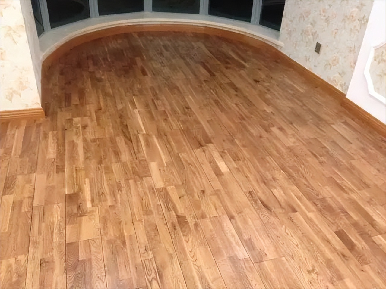 朋友新家装好，家具还没搬就很漂亮，头一次见餐厅隔断这么做的