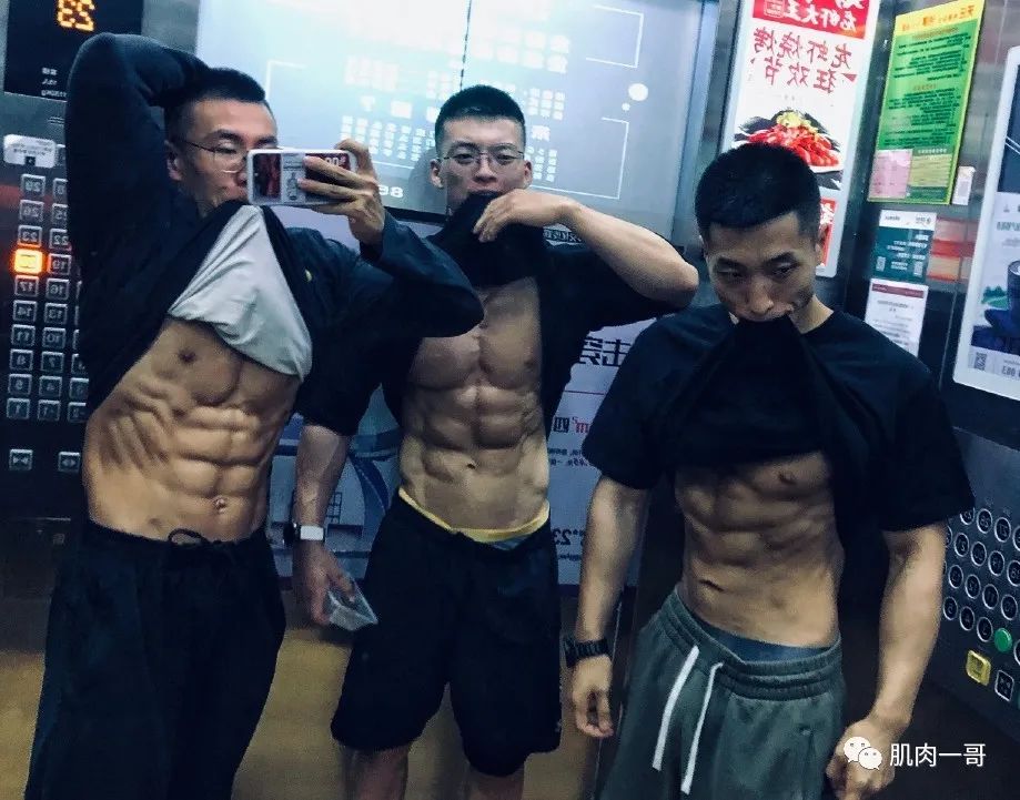 教练|25岁北京肌肉教练浴照被疯传，这身材太撩了