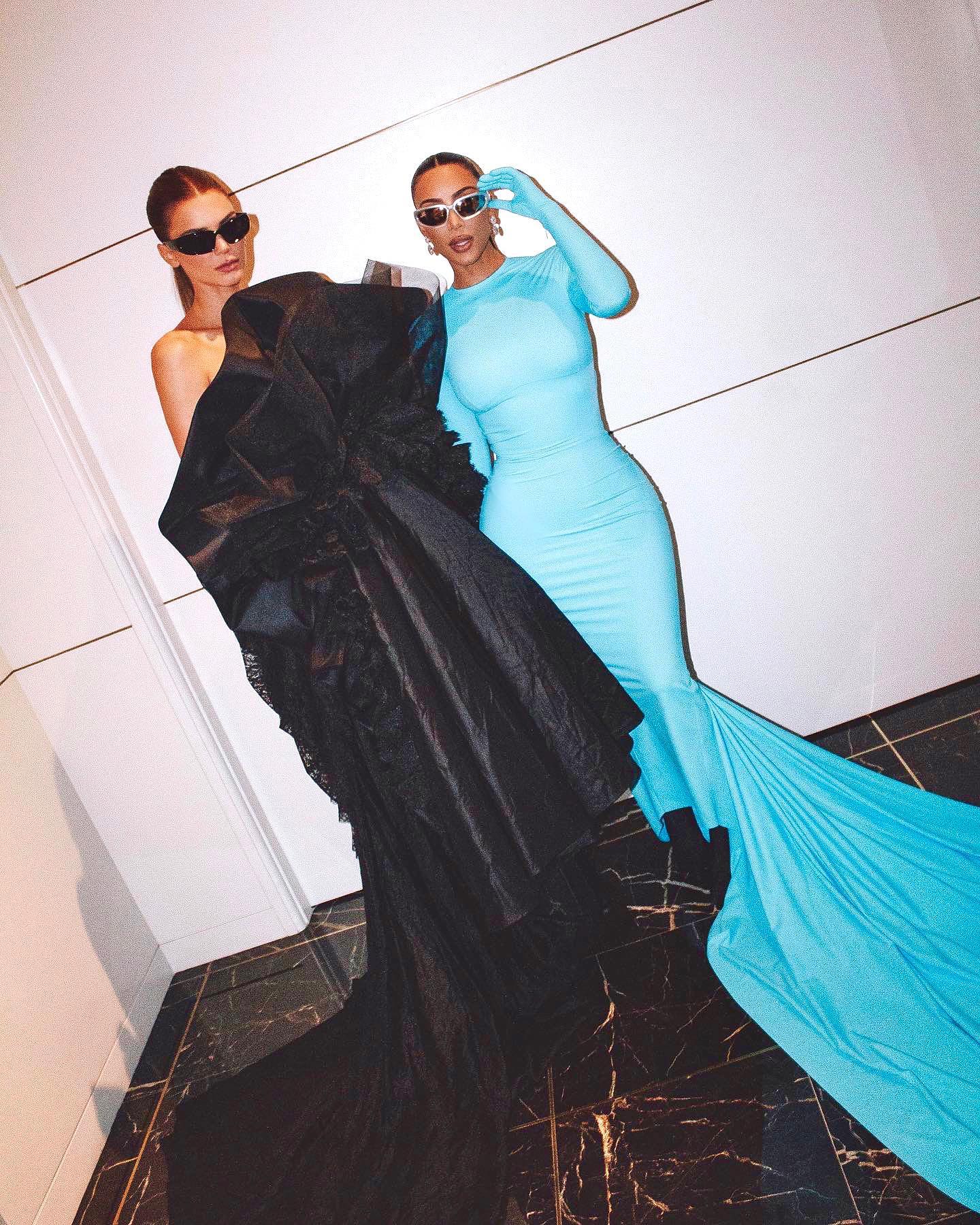 金·卡戴珊|金卡戴珊化身“蛇蝎美人”?鳄鱼皮抹胸太吸睛,一尺7的腰太绝了