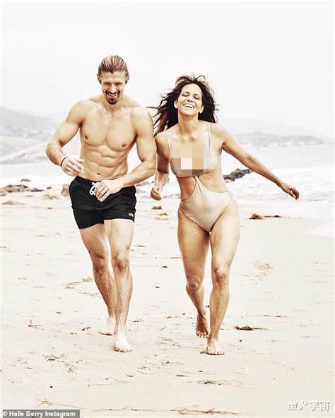 哈利·贝瑞|好莱坞女星哈莉·贝瑞穿连体泳装海滩散步，有帅哥陪伴开心到飞起