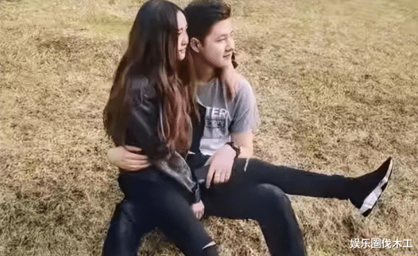 求婚|金龟子女儿订婚!被亲友围绕手印携手白头,与男友异地9年成正果