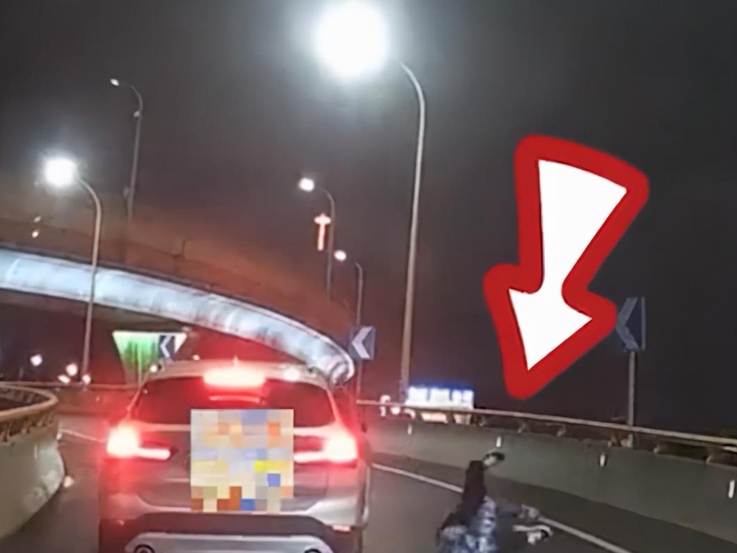 云南男子从行驶的宝马上跌落,女司机下车跪地祈求:不要再闹了!