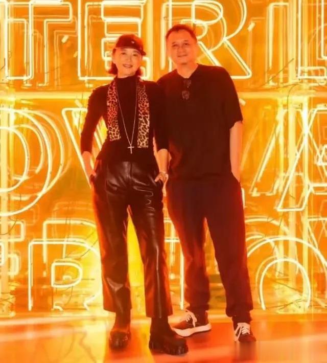 林青霞|68岁林青霞现身张叔平展览会,穿皮裤戴大金链,身材苗条纤细