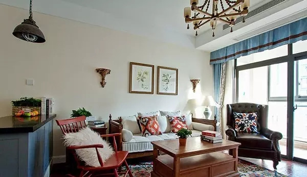 120平美式三居室墙面挂着中国画,阳光照到墙上,别有一番韵致