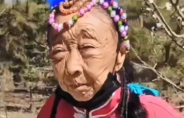 李玉成|85岁马玉琴上山赏花，李玉成夸老妻打扮得漂亮，网友：跟耍猴似的