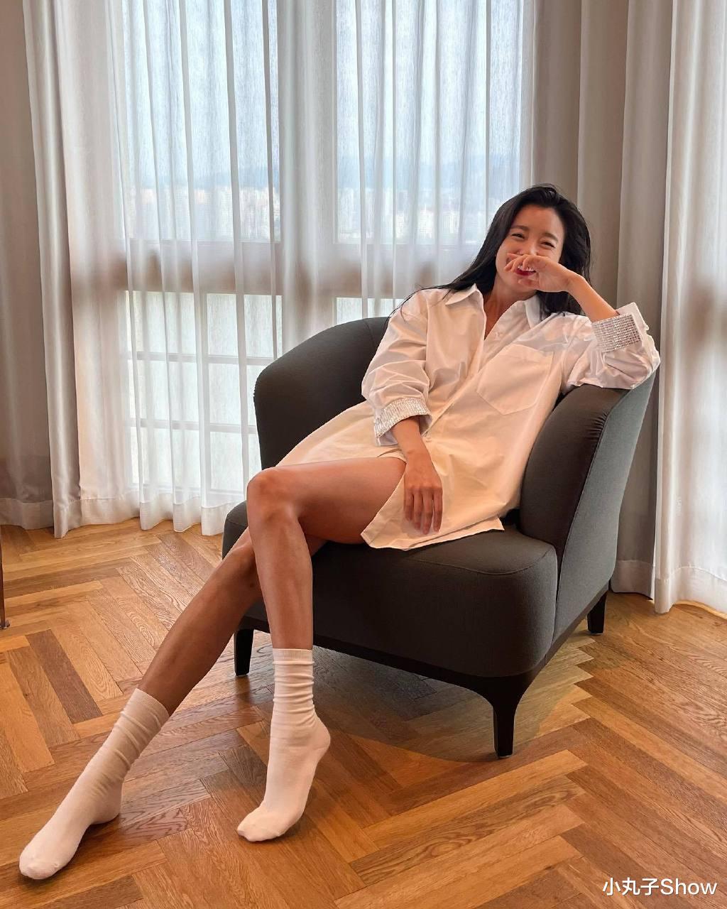 状态满分!女神韩孝周晒性感美照,白色衬衣演绎下半身失踪的时尚