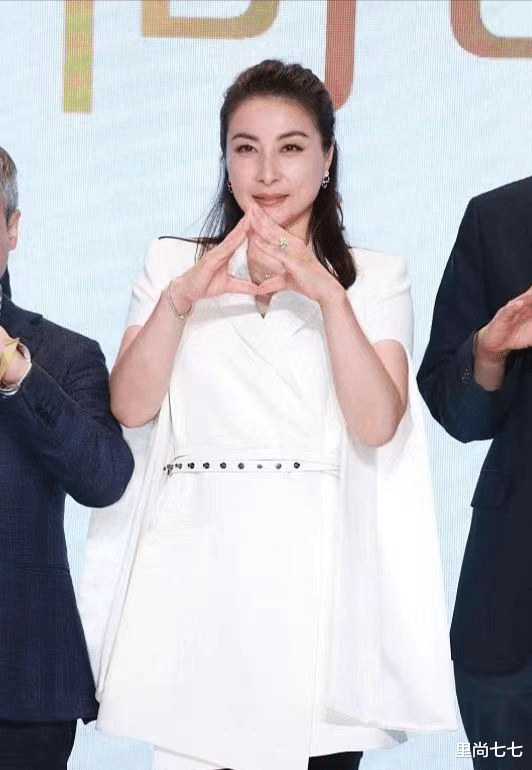穿衣搭配 郭晶晶变化真大，半马尾发型风格温柔大方，西装款式也紧跟潮流