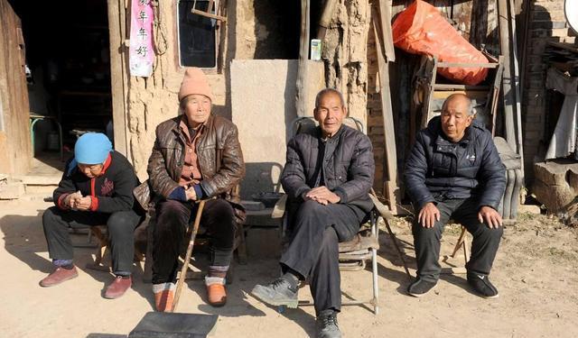人大教授为退休金发出“新声音”:70岁以上每月五六百元,可行吗