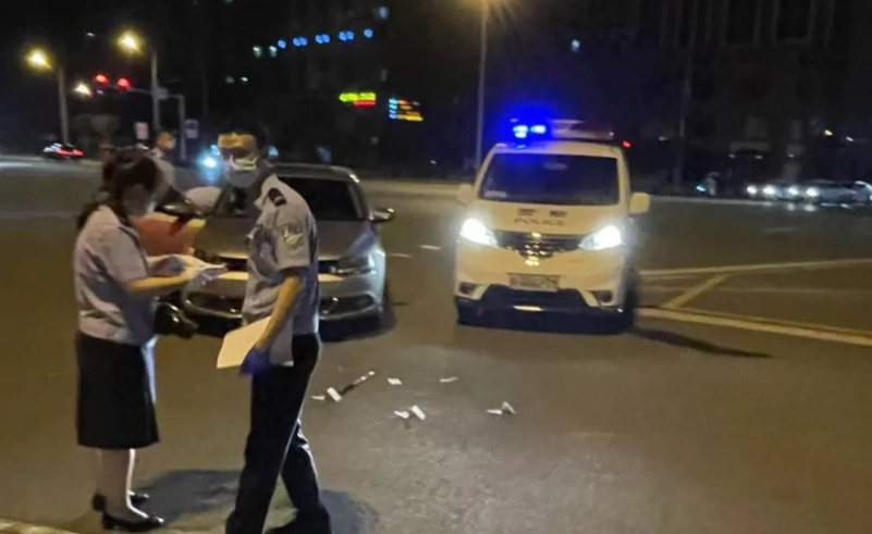 成都一地铁站发生命案,50岁男子当街行凶致人死亡,现场曝光