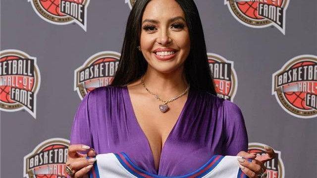 型男|真动心了？砸18万捧场，瓦妮莎绯闻男友曝光，型男亲密合照秀鼻环