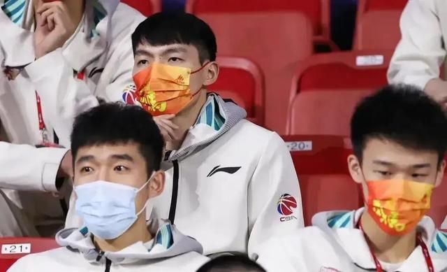 广东男篮|杜锋藏不住了！浙江稠州主教练带球员在场边观战，8进4将成恶战