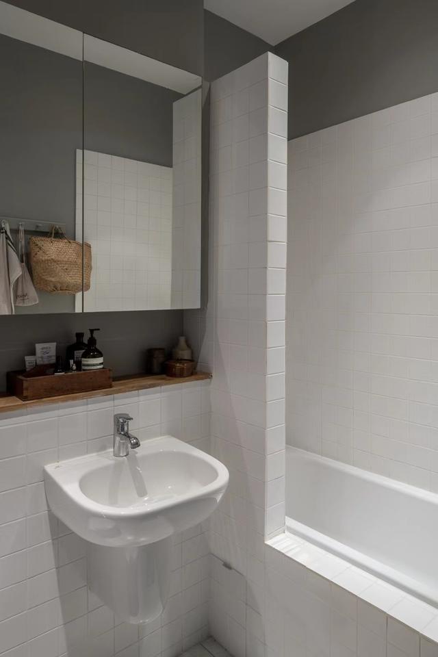 33岁伦敦女子生活的单身公寓,老旧家具散发古典美,那叫一个素雅