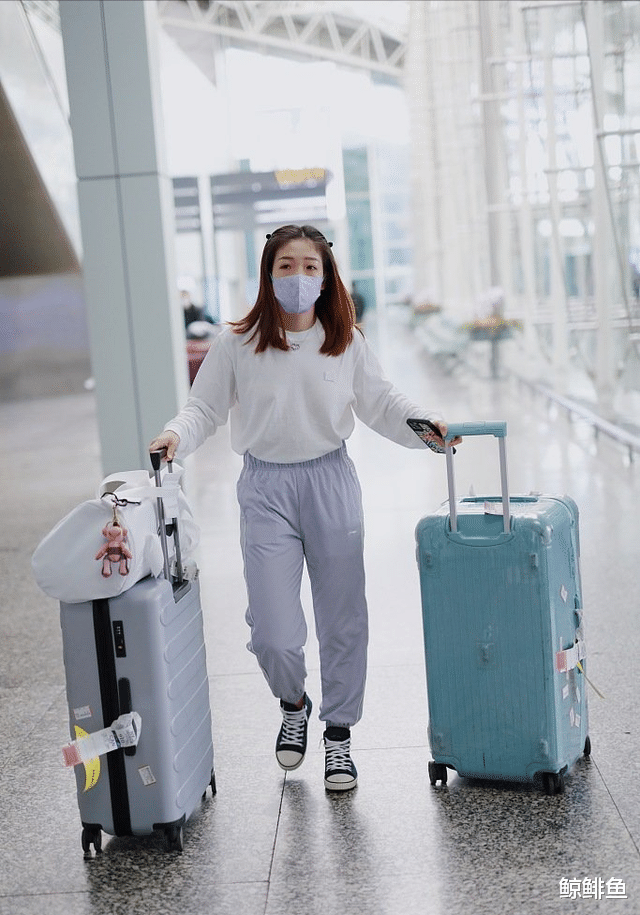 樊振东|国乒队员返程，刘诗雯长发飘飘带俩大号行李箱，樊振东还是那么帅