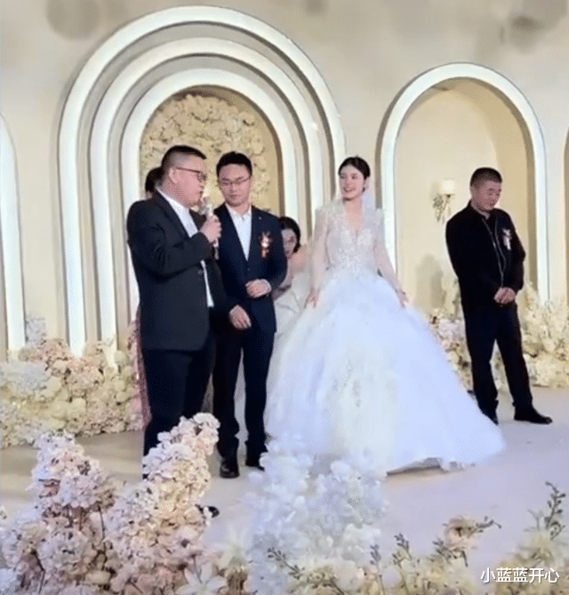 湖南女子出嫁,单亲爸爸上台说了一句话就哽咽:以后家里空荡荡了