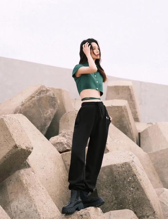 李沁|李沁绿衣写真露出白皙小蛮腰！身材曼妙冷艳酷飒太美了