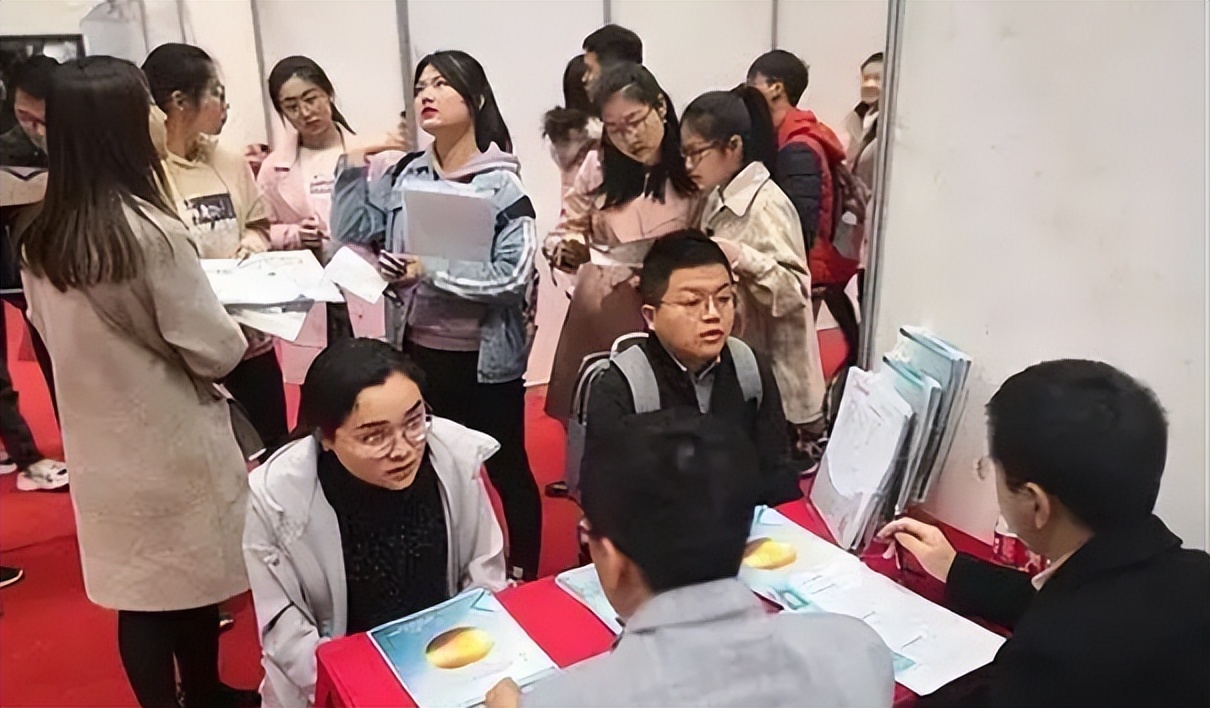 |北大博士毕业考上“街道办城管”，引网友一阵热议，大材小用了？