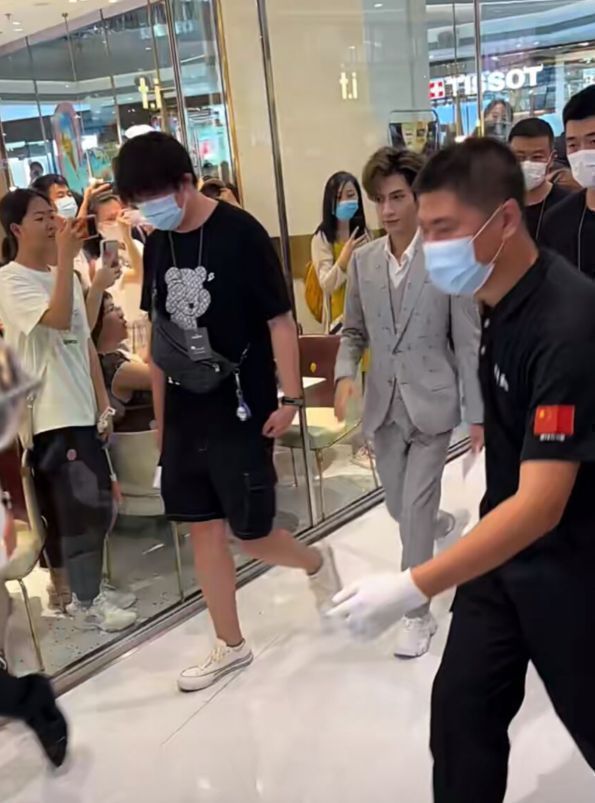 罗云熙|罗云熙沈阳出席活动,身材纤细双腿瘦成竹竿,近照被指酷似郭敬明