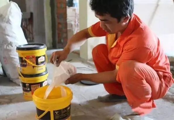 为什么新家刚住不久墙面就反碱?听完老师傅一分析,全明白了