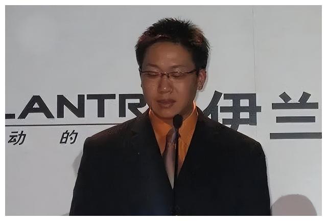 林海|51岁林海:曾是央视著名主持,为正义怒摔耳机,二婚何婕获幸福