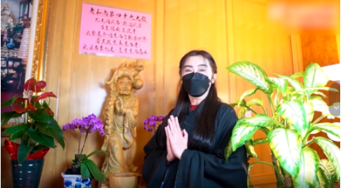 王祖贤|55岁王祖贤素颜现身寺庙!身穿“海青”双手合十,皮肤超白气质佳
