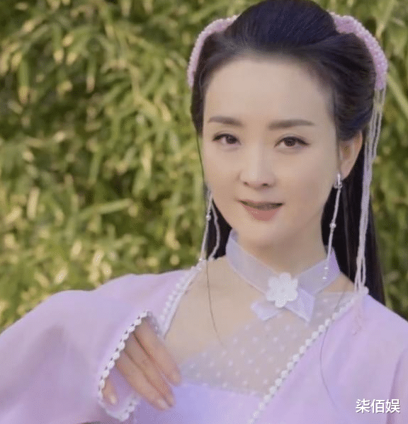 王艳|48岁王艳在家野餐，首曝光豪宅超大庭院，贵妇般生活惹人羡