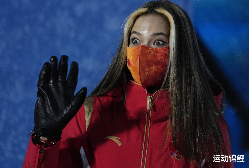 谷爱凌|第3次颁奖典礼!谷爱凌亲吻金牌,向观众送飞吻,搞怪表情惹人爱