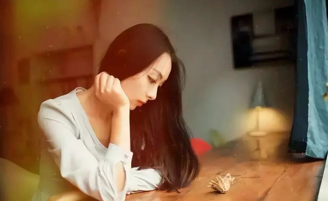 婆婆卖房到处游玩,被骗30万后找儿媳养老,儿媳:有多远滚多远