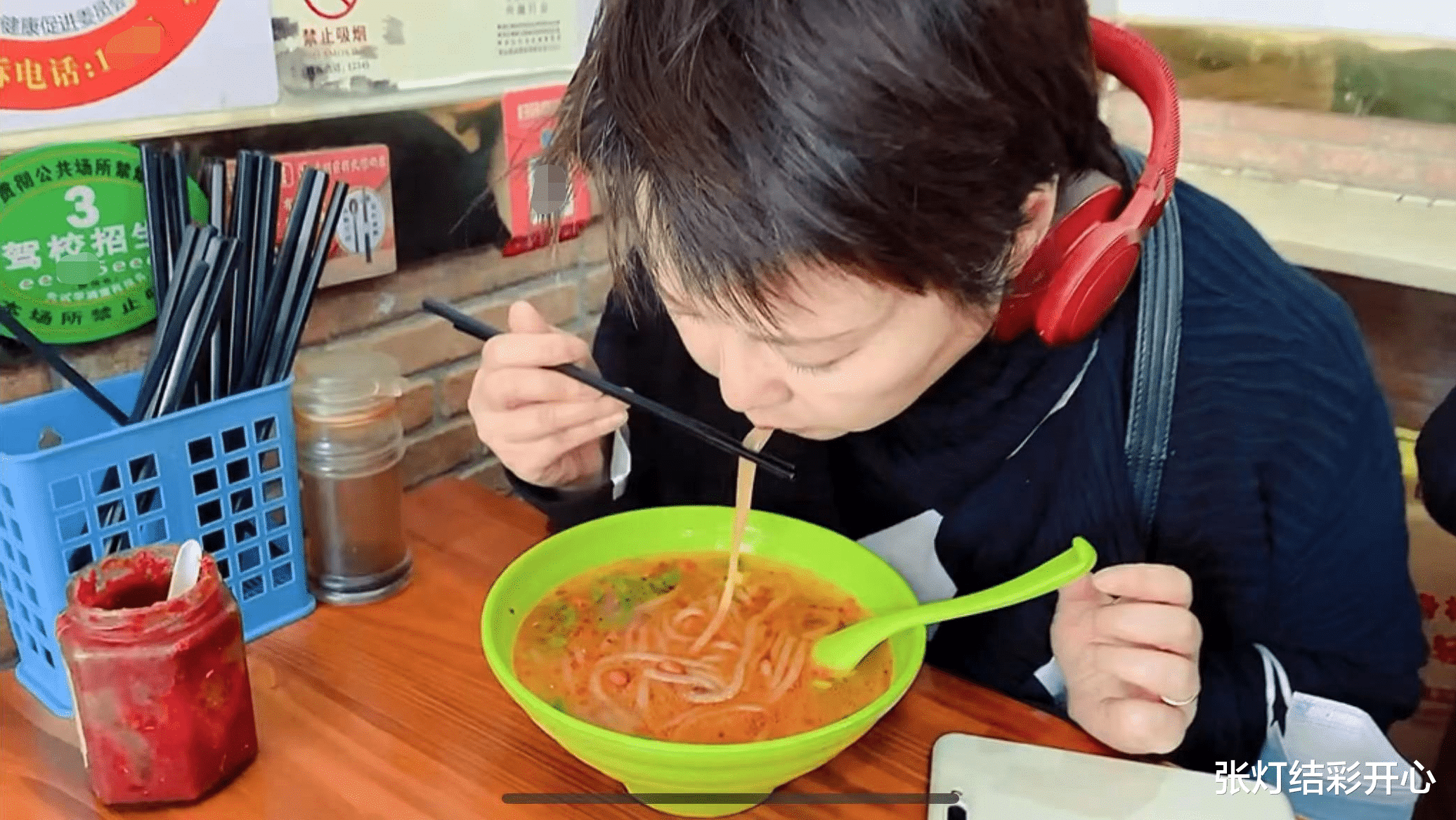 袁立|50岁袁立太接地气,和奶奶一起吃路边摊,身材发福