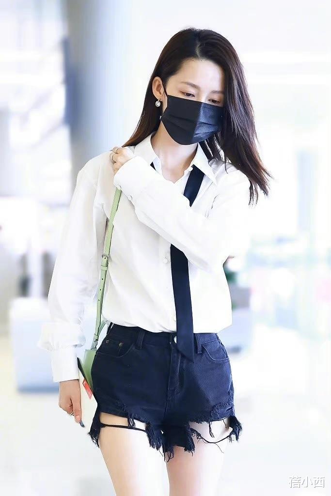 李沁|“李沁”也太有少女感了吧，穿牛仔外套配超短裙，大长腿十分吸睛