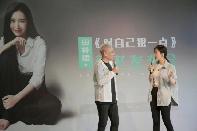 汉堡 王石小30岁娇妻扮嫩太成功！穿露脐装秀小蛮腰，扎双马尾尽显少女感